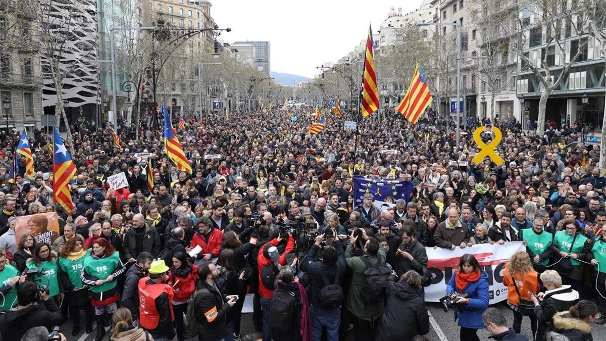 Manifestación de la ANC y Òmnium contra la detención de Puigdemont.