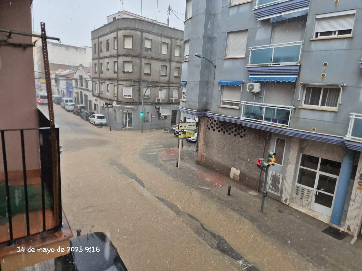 La carretera de Pego, en Oliva, llena de agua por las fuertes lluvias.