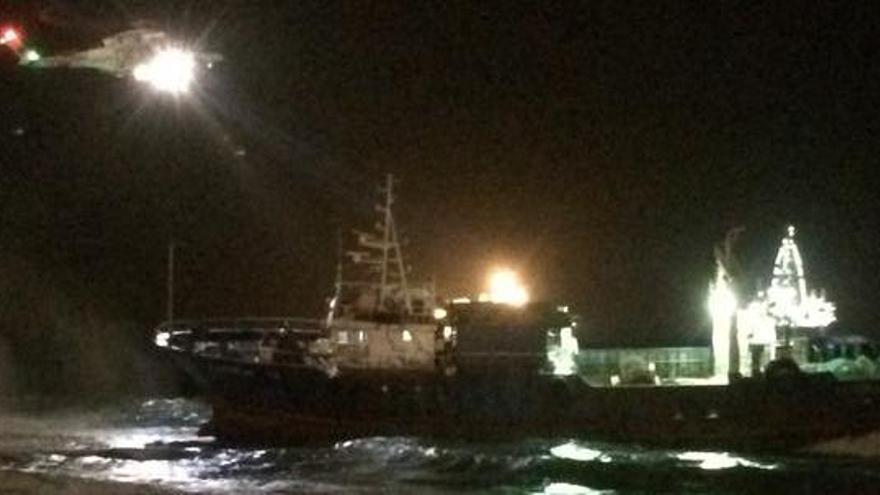 Un barco pesquero encalla en la costa de San Cristóbal