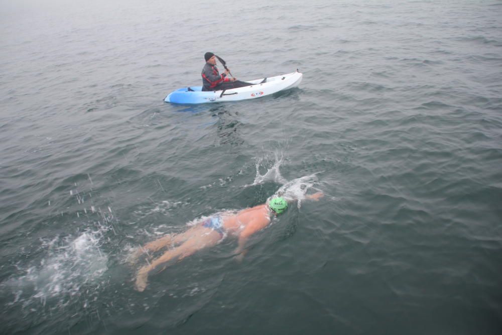 El nadador alicantino completa la travesía del Canal del Norte tras casi 13 horas para recorrer 42 kilómetros
