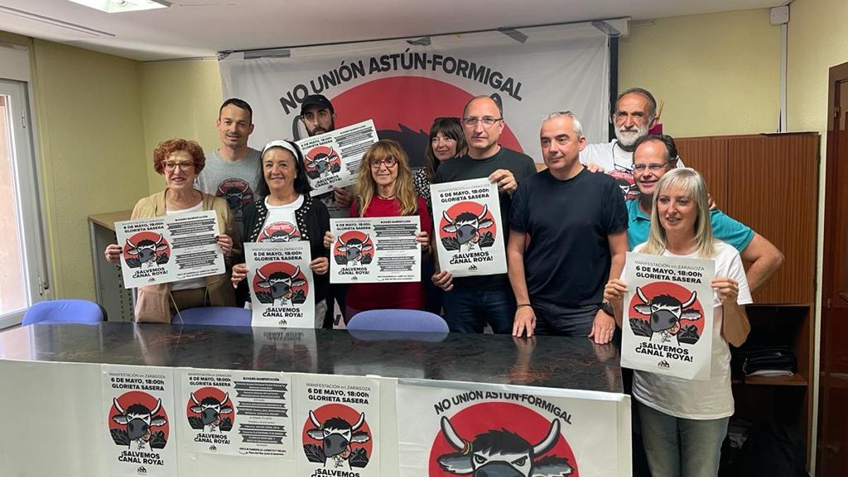 Los miembros de la Plataforma en Defensa de las Montañas, después de la presentación de la manifestación.