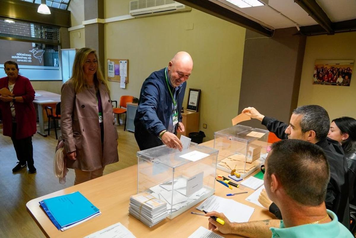 Francisco Alcántara (Cáceres Viva) vota en Cáceres, este domingo.