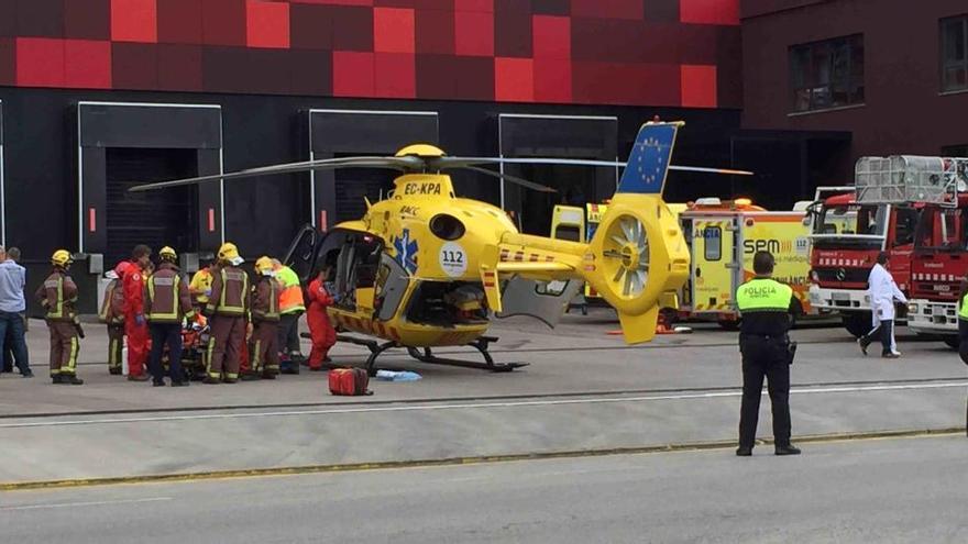 Moment del trasllat del ferit a l&#039;helicopter medicalitzat · Joan Guirado