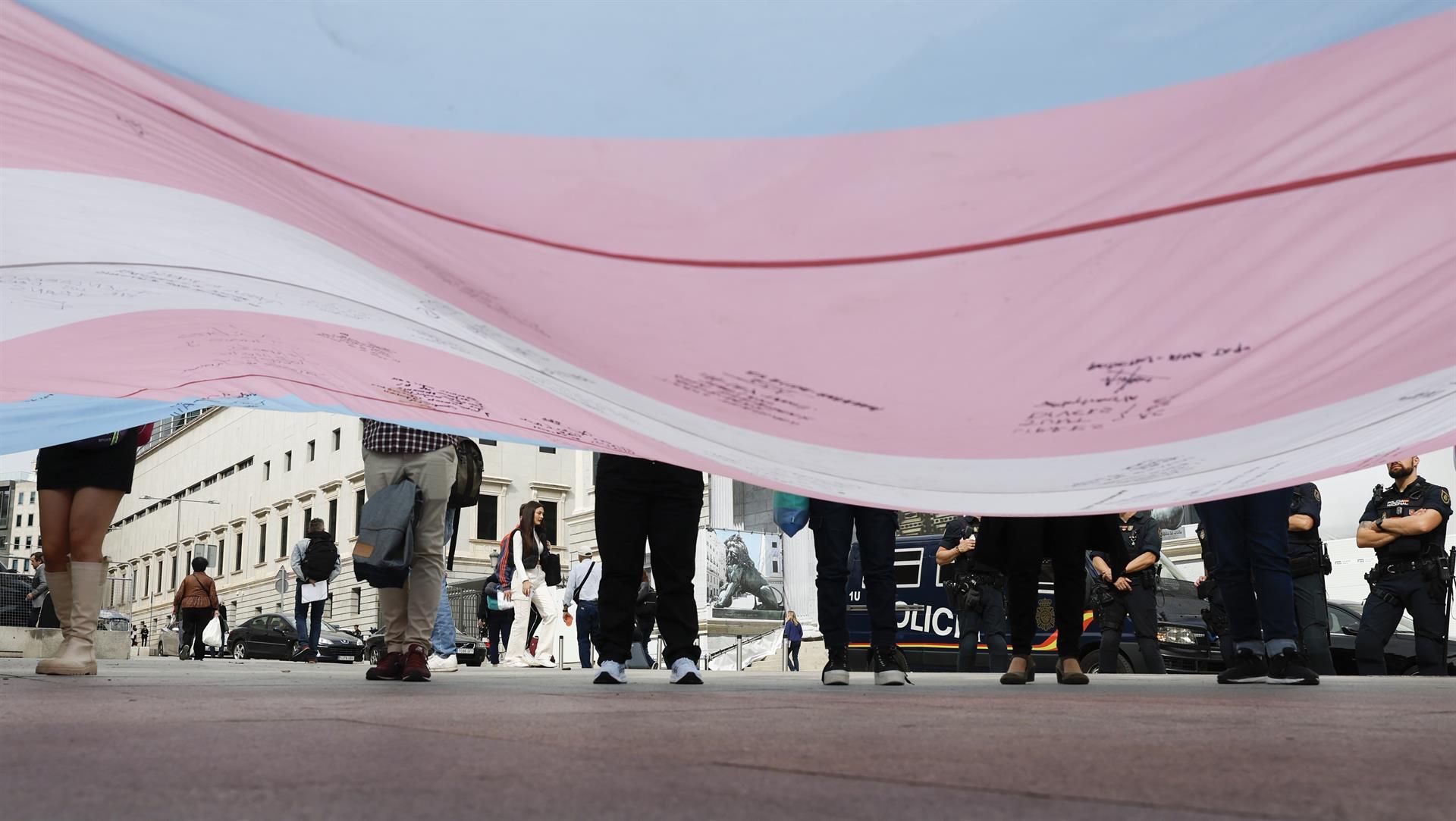 Una bandera trans gigante a las puertas del Congreso de los Diputados.