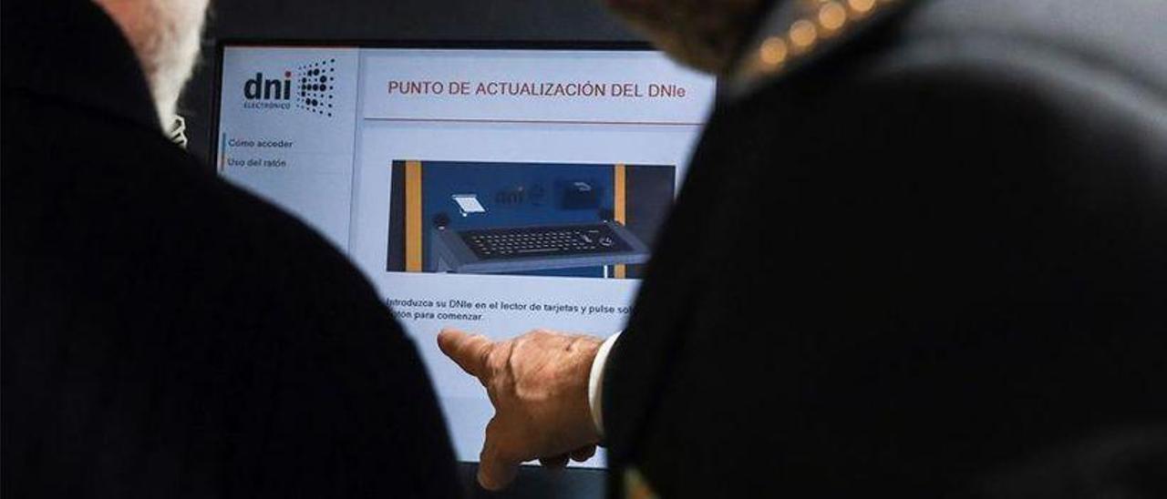 Agentes de la Policía Nacional renuevan un DNI.