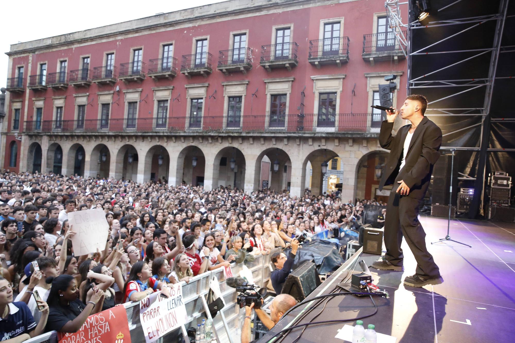 Concierto de Enol en la Plaza Mayor de Gijón