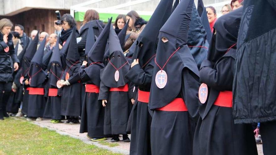 El silencio y la compostura gobiernan el acto en el Corazón de María.