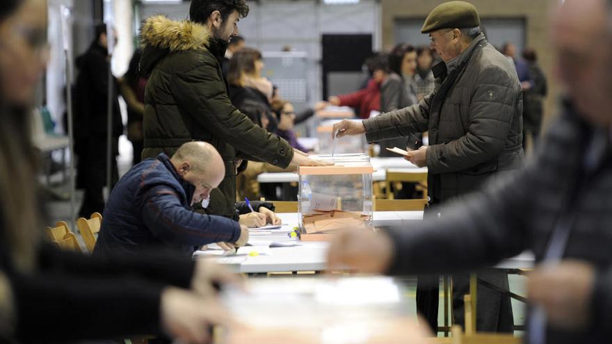 Vecinos votando en el pabellón municipal de Lalín esta mañana.