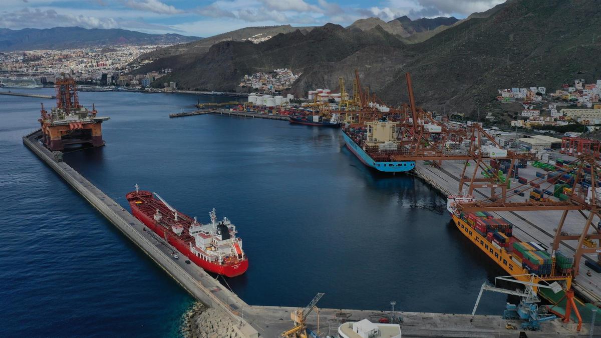 Los puertos canarios mueven un 7,2% menos de toneladas en 2020