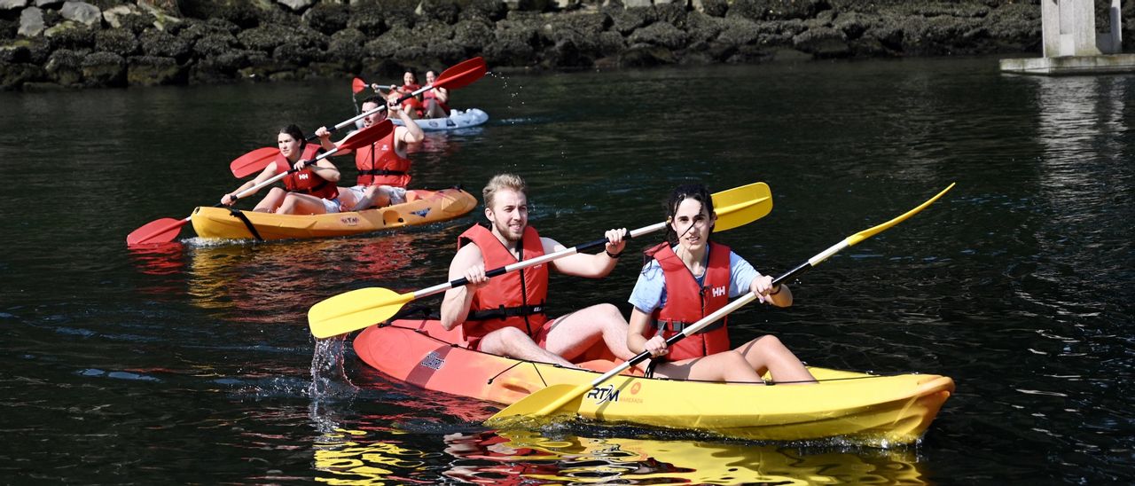 Algunos participantes a bordo de sus kayaks