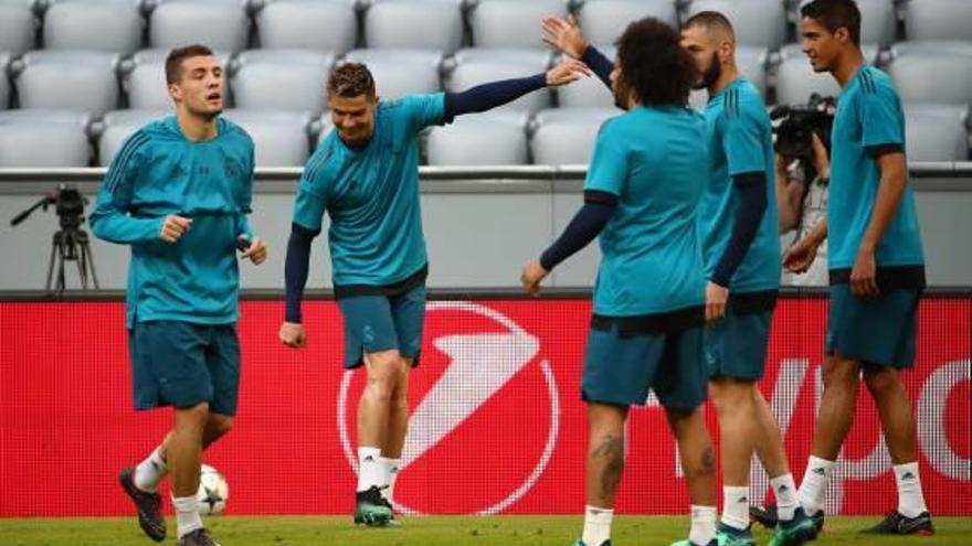 Cristiano bromea con sus compañeros durante el entrenamiento del Madrid en el Allianz Arena.