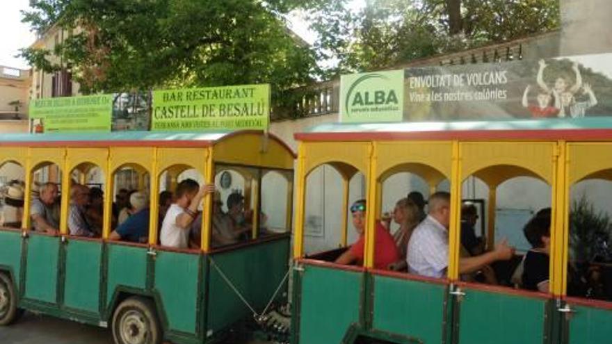 El tren turístic de Besalú ple de gent, ahir al matí.