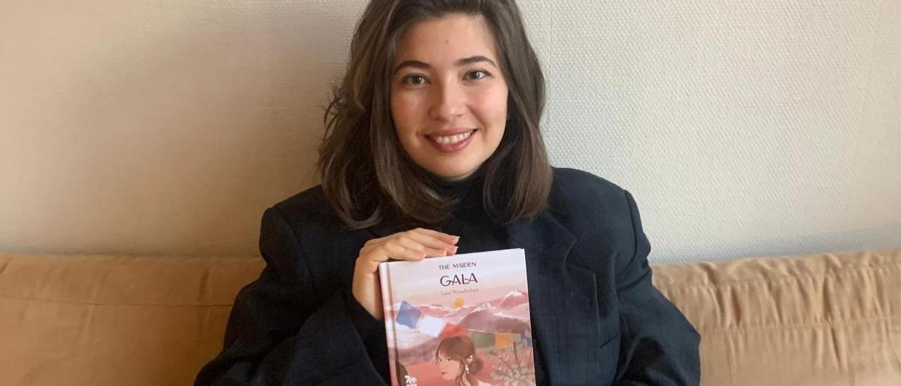 Laia Valldepérez Casanova con su primera novela.
