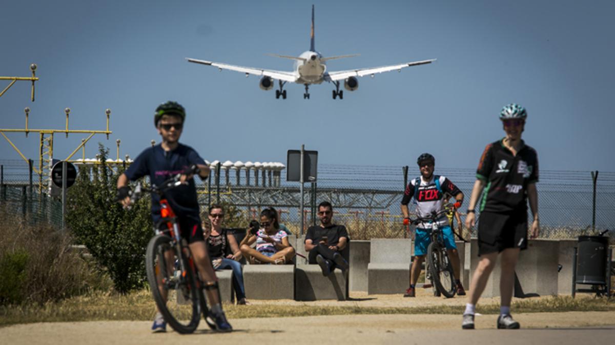 Los alcaldes de Garraf y Baix Llobregat contra las molestias de los aviones de El Prat.