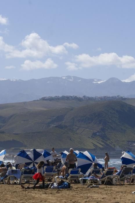 NIEVE EN LA CUMBRE DESDE LA PLAYA DE LAS CANTERAS