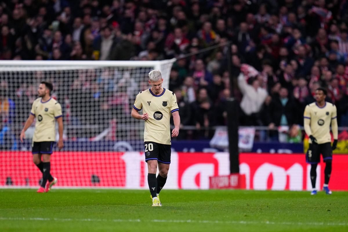 Barcelona's Dani Olmo, centre, reacts after Atletico Madrid's Antoine Griezmann scored his side's second goal during the Copa del Rey semifinal first leg soccer match between Atletico Madrid and Barcelona in Madrid, Spain, Thursday, Feb. 12, 2026. (AP Photo/Manu Fernandez)