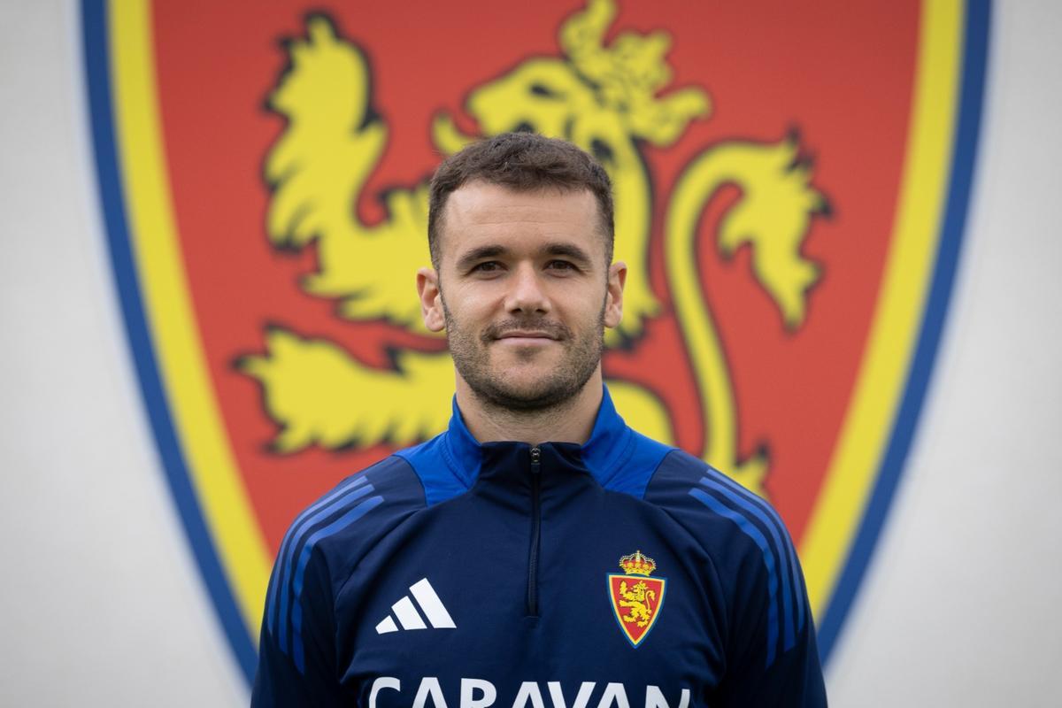 Aketxe, con el escudo del Zaragoza detrás