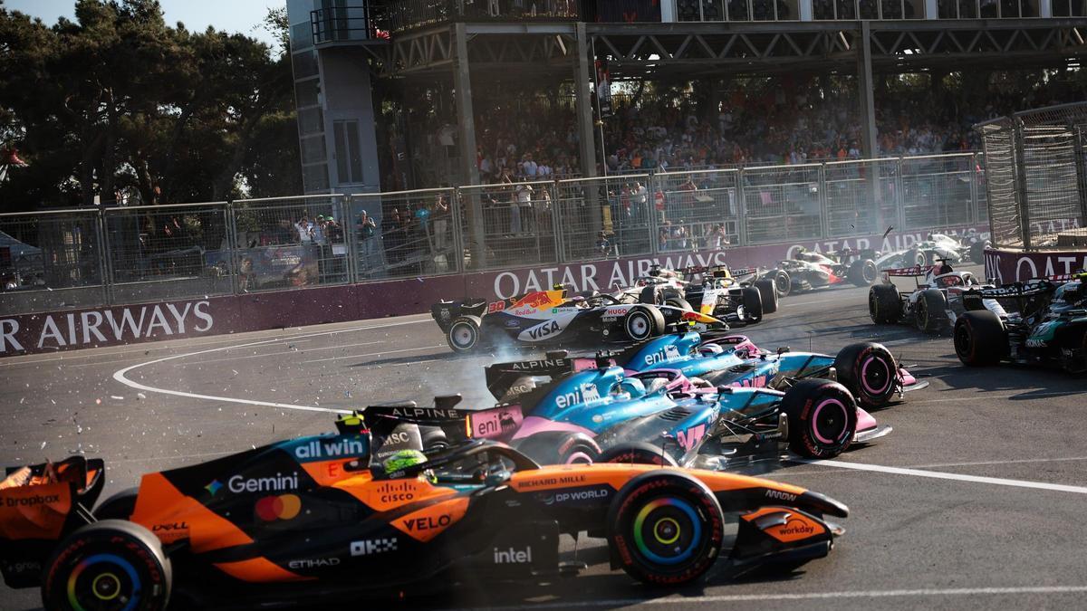 Imagen del accidente de Lando Norris (McLaren) con Franco Colapinto (Alpine) en el GP de Azerbaiyán.