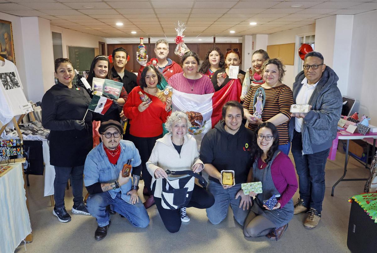 Participantes en la feria artesanal mexicana con algunas de sus obras