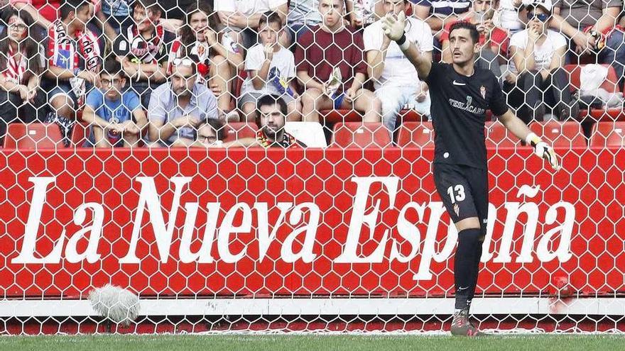 Mariño da instrucciones a sus compañeros durante el partido.