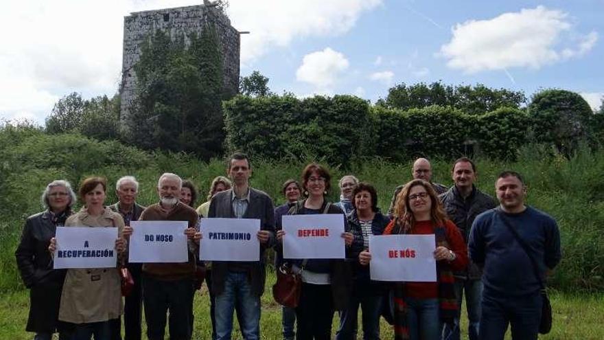 Integrantes del BNG, ante la Torre y Pazo de Guimarei, reclamando la recuperación de este patrimonio para los estradenses.