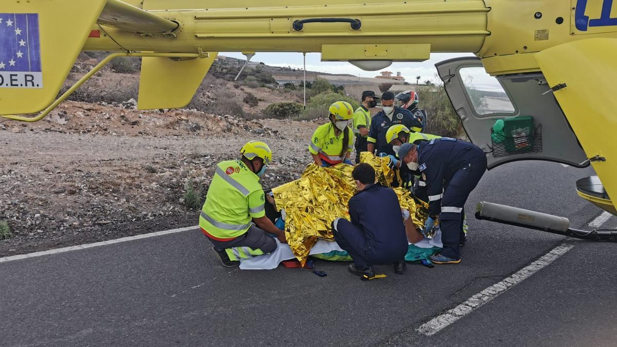 Personal del SUC ayuda en la preparación de uno de los heridos para su traslado en helicóptero al hospital.