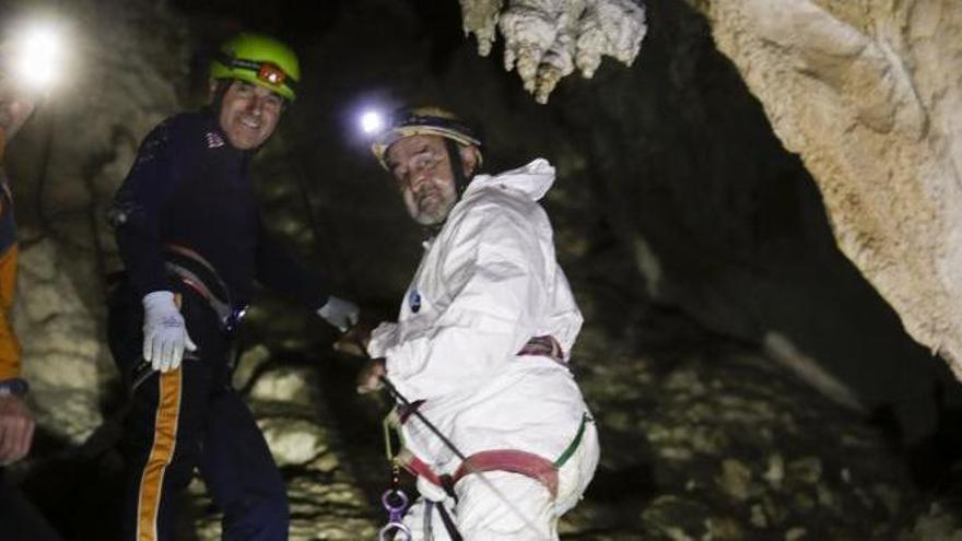 Uno de los descubridores de Tito Bustillo baja a la cueva en el cincuenta aniversario del hallazgo.