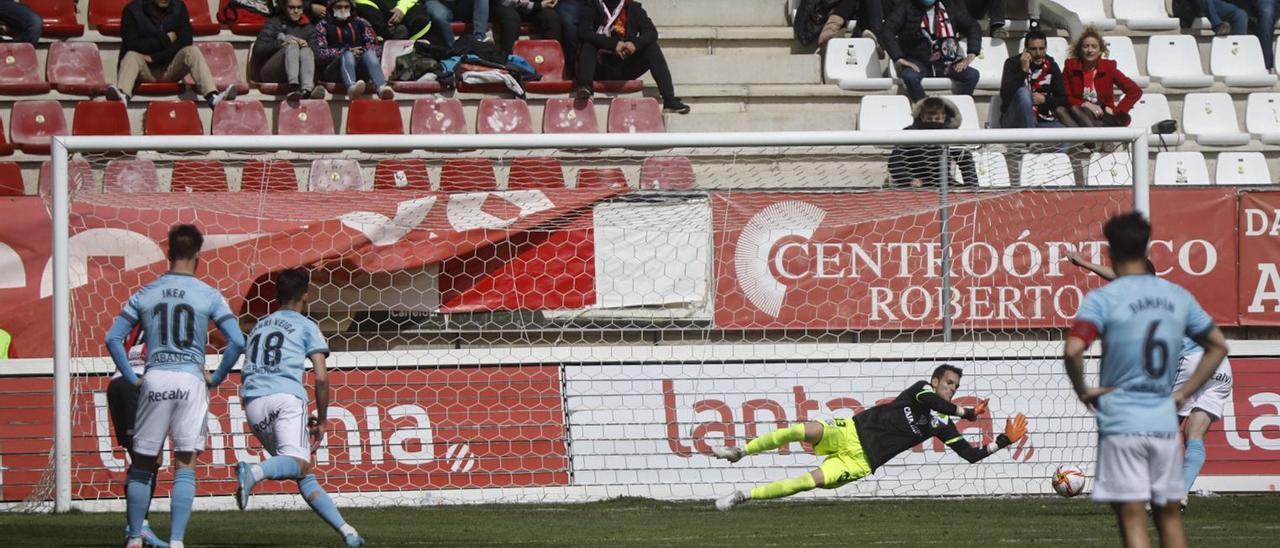 Pau Torres detiene el penalti en contra