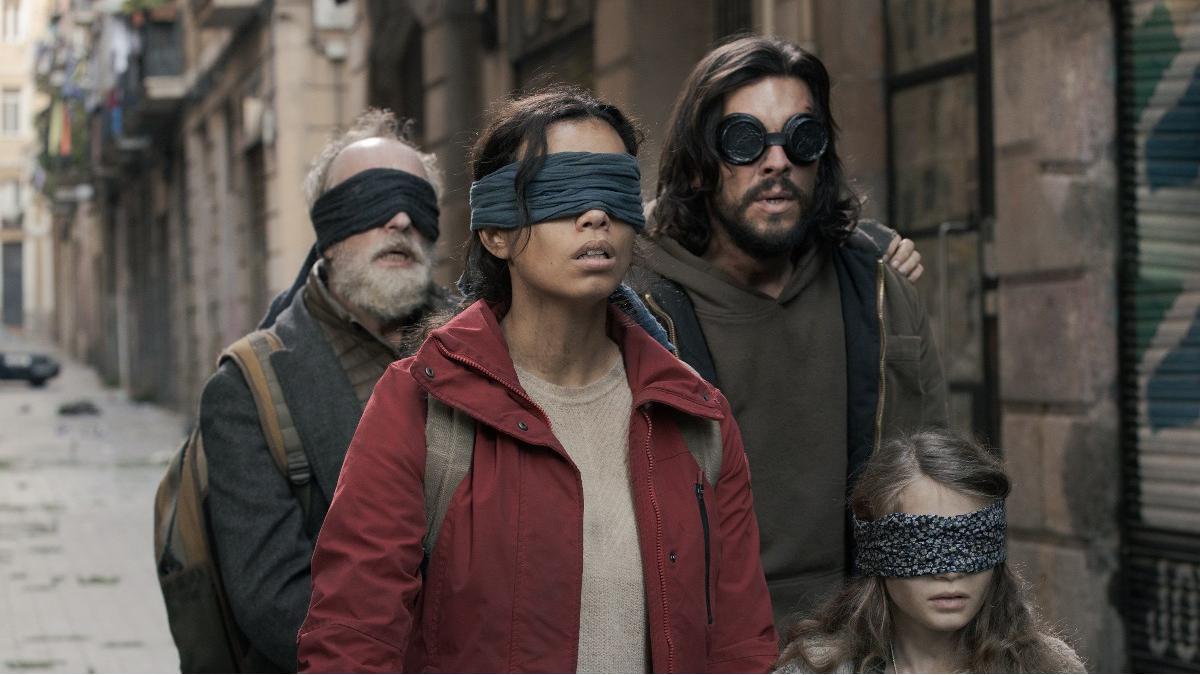 Película Bird Box Barcelona con Georgina Campbell y Mario Casas.