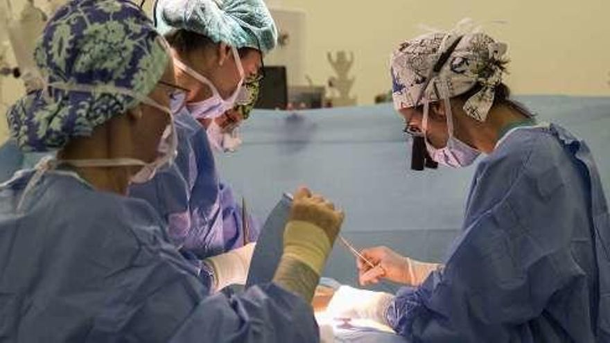Personal sanitario en un quirófano.