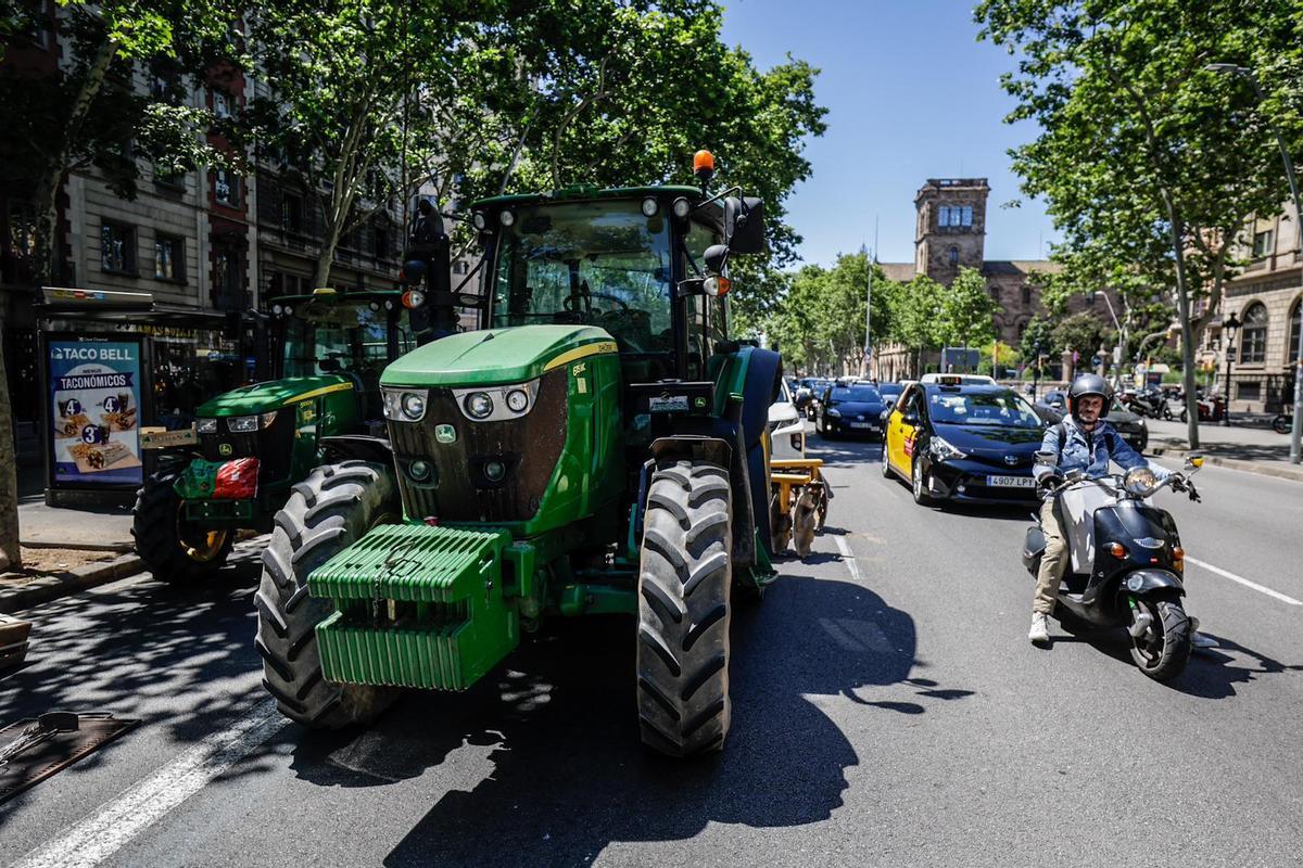 Tractores cortan la Gran Via de Barcelona delante de Acció Climàtica para pedir más agua