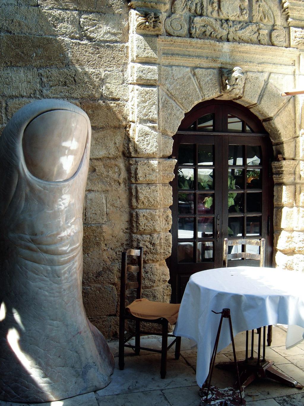 Escultura Pulgar de César Baldaccini en La Colombe d’Or