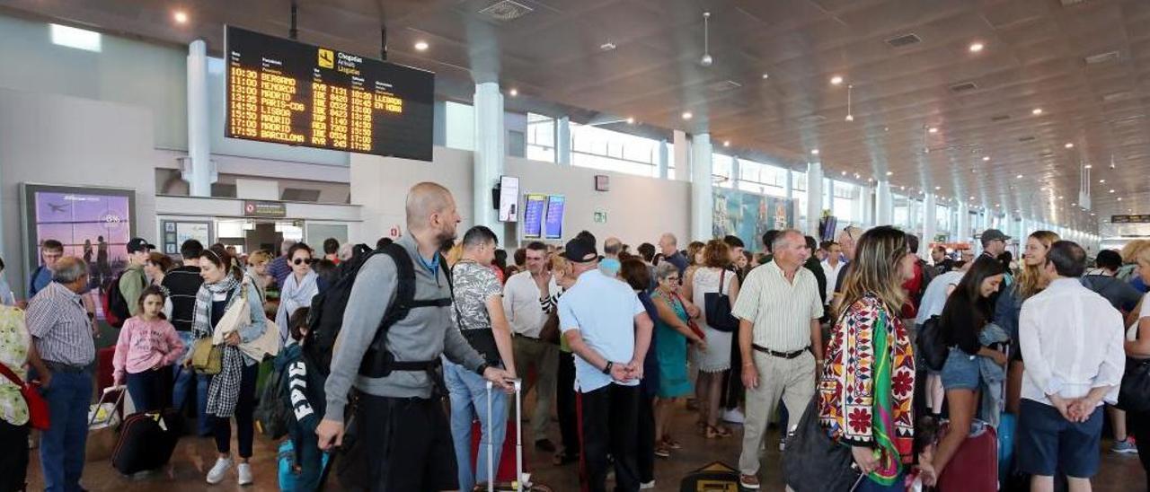 Foto de archivo de pasajeros en la zona de llegadas del aeropuerto de Vigo.