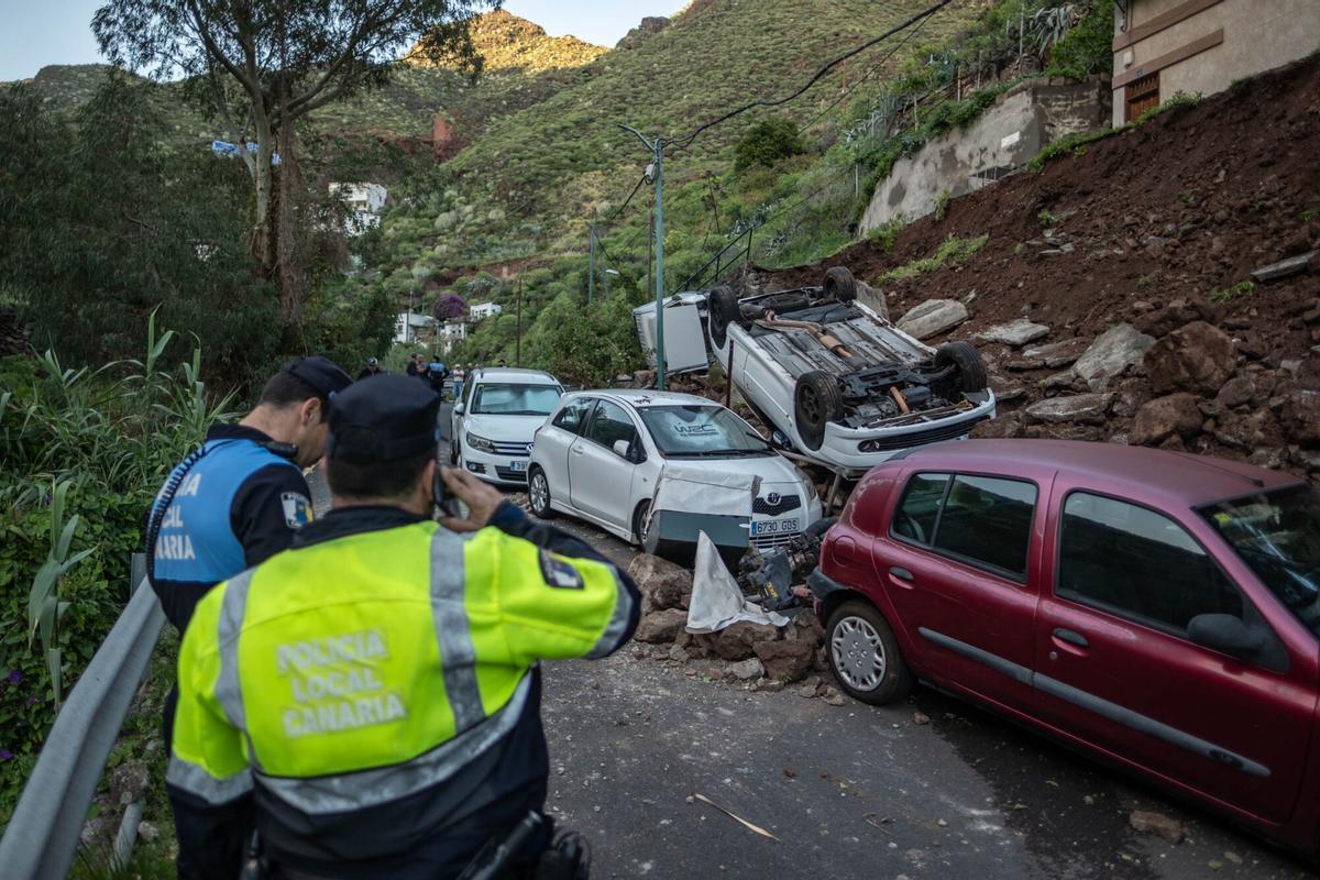 Siete coches afectados al caerse una calle en Valleseco por la borrasca Therese