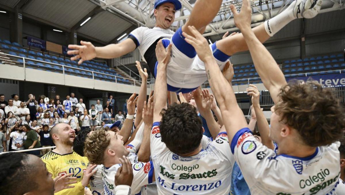 Javiva, manteado el día de su retirada. | RAFA VÁZQUEZ