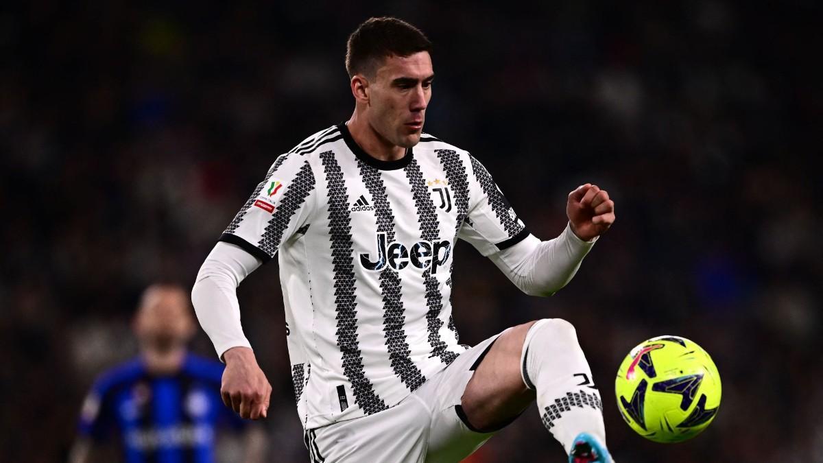 Vlahovic controla un balón en un duelo disputado con la Juventus