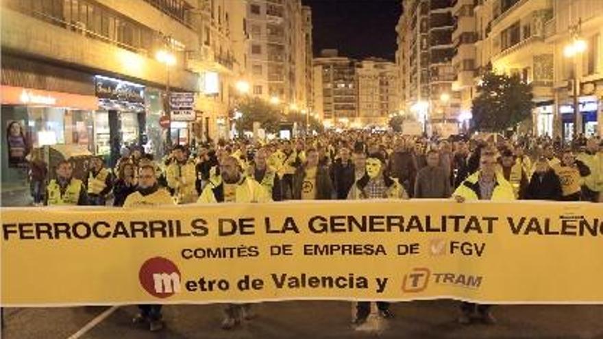 La &quot;marea amarilla&quot; de los trabajadores de FGV protestó ayer por el centro de Valencia.