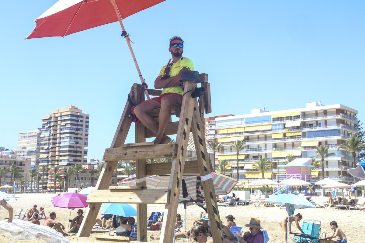 Un socorrista vigila la playa de San Juan desde una silla.