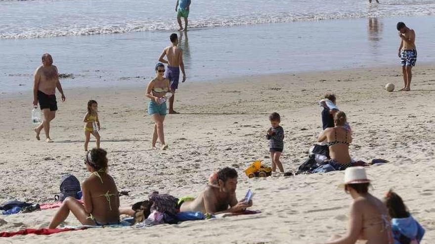 Bañistas en la playa de Samil la semana pasada. // R. Grobas