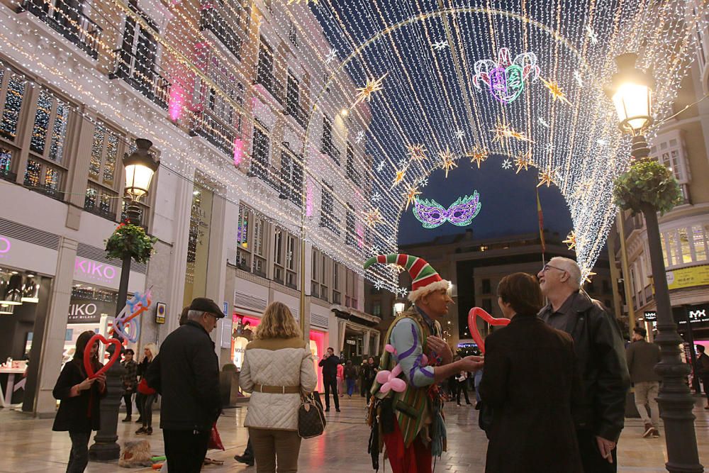 La principal calle del centro de Málaga ya luce los motivos carnavalescos, máscaras y antifaces, con motivo de la Fiesta del Invierno Cálido de la ciudad