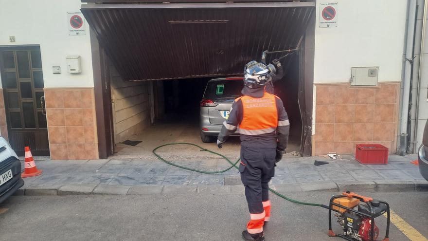 Un coche se queda atascado en la puerta de un garaje en Arrecife