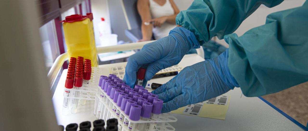 Toma de muestras para una prueba de coronavirus en un laboratorio de Alicante.