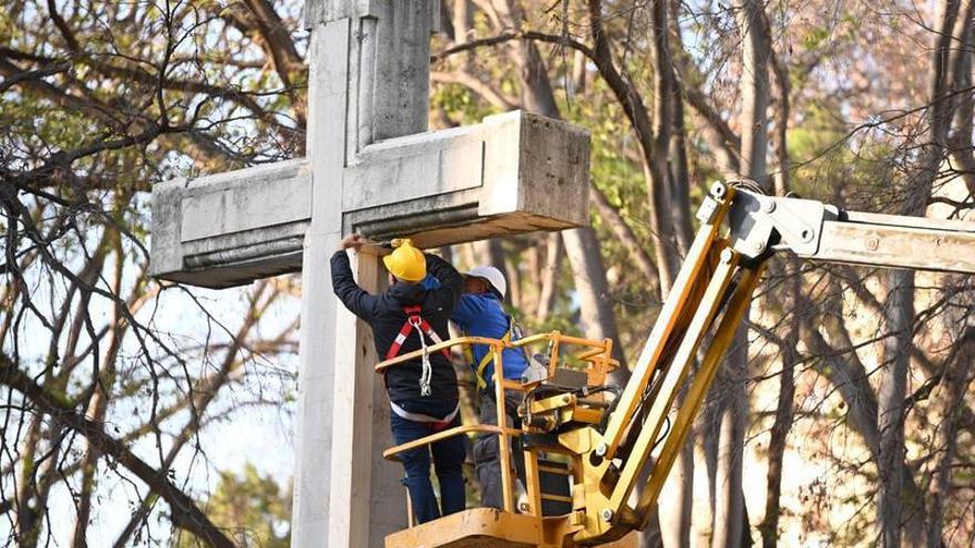 Tensión y rezos durante la retirada de la cruz franquista del Ribalta