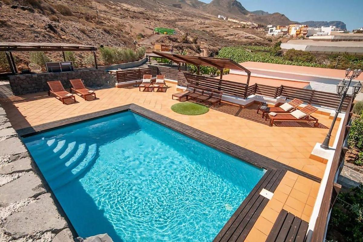 Piscina y terraza del inmueble.