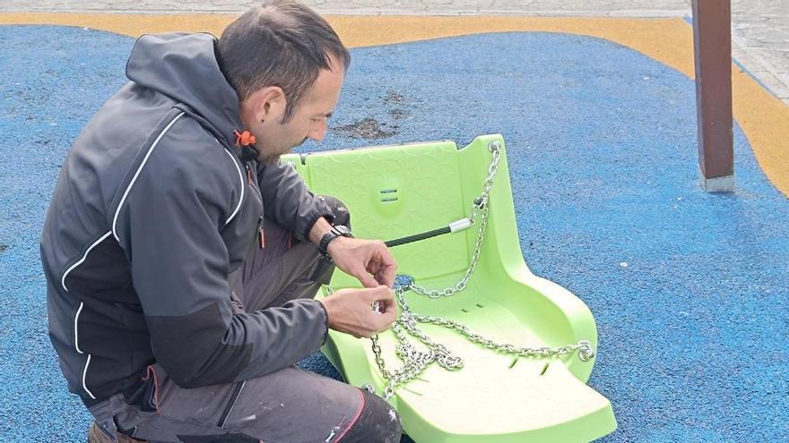El Berrón estrena columpio inclusivo para niños con discapacidad en el parque de Redes