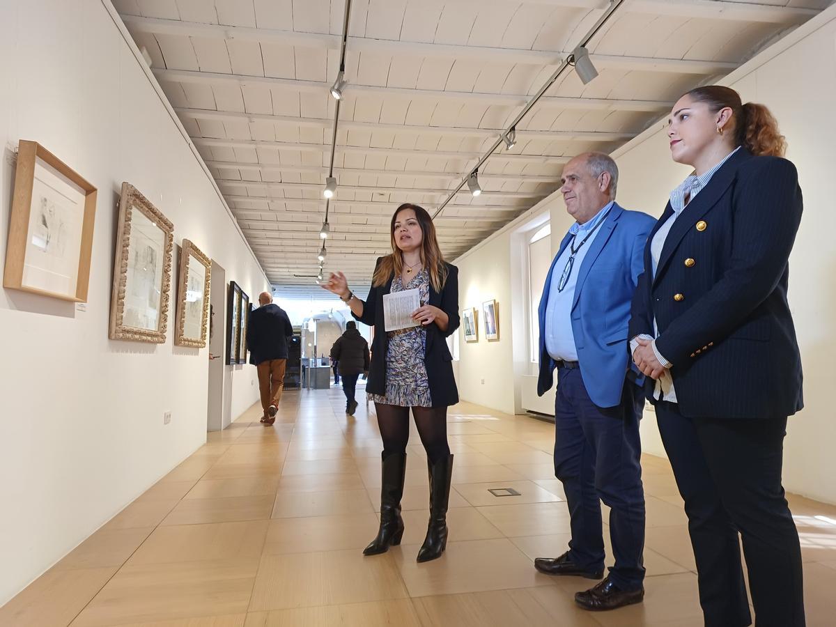 L'alcalde de Benicarló, Juanma Cerdá, i la regidora de Cultura, María Teresa Pellicer, i la comissària de la mostra.