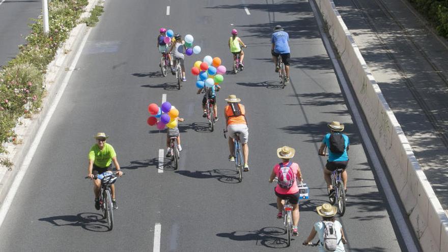 Instante de una pasada Ciclovía en Alicante