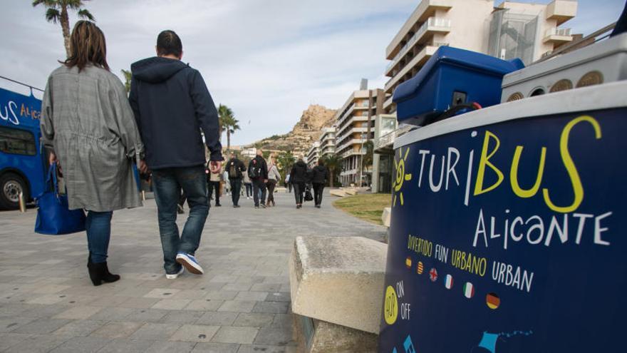 Imagen de unos turistas paseando por Alicante