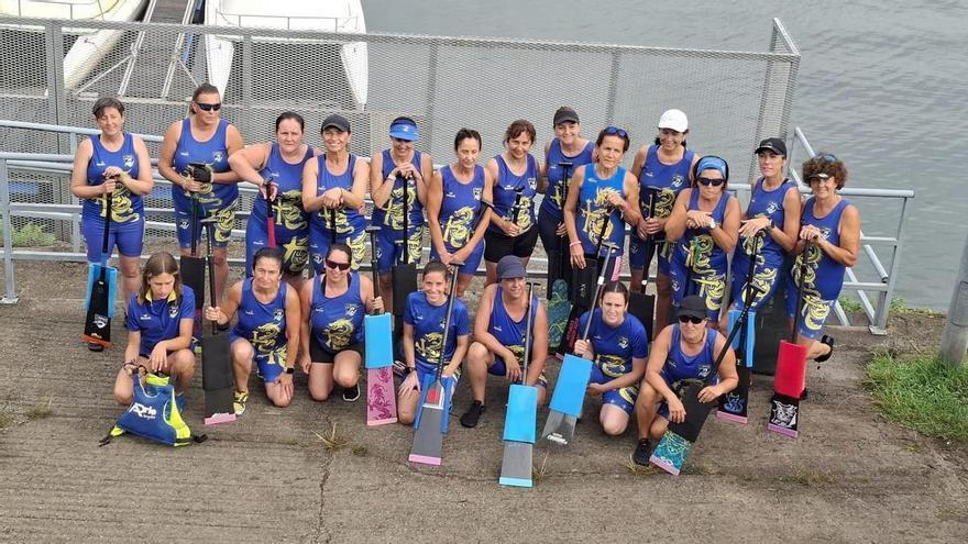 La modalidad de piragüismo "BCS" del Dragon Boat de Corvera celebra 10 años "paleando" contra el cáncer de mama: "Es una terapia y el beneficio es psicológico"
