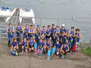 La modalidad de piragüismo "BCS" del Dragon Boat de Corvera celebra 10 años "paleando" contra el cáncer de mama: "Es una terapia y el beneficio es psicológico"